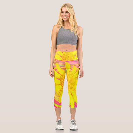 Gelbe Sonnenblume auf einem psychedelischen Swirl Capri Leggings (Vorderseite)