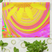 Gelbe Sonnenblume auf einem psychedelischen Swirl Geschirrtuch (Gefaltet)