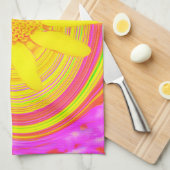 Gelbe Sonnenblume auf einem psychedelischen Swirl Geschirrtuch (Viertel Falte)