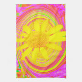 Gelbe Sonnenblume auf einem psychedelischen Swirl Geschirrtuch (Vertikal)