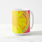 Gelbe Sonnenblume auf einem psychedelischen Swirl Kaffeetasse (VorderseiteRechts)