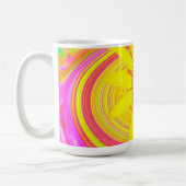 Gelbe Sonnenblume auf einem psychedelischen Swirl Kaffeetasse (Links)