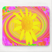 Gelbe Sonnenblume auf einem psychedelischen Swirl Mousepad (Vorne)