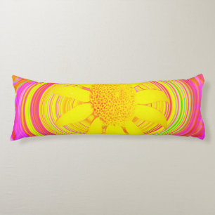 Gelbe Sonnenblume auf einem psychedelischen Swirl Seitenschläferkissen