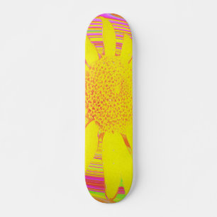 Gelbe Sonnenblume auf einem psychedelischen Swirl Skateboard