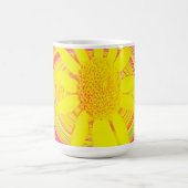 Gelbe Sonnenblume auf einem psychedelischen Swirl Verwandlungstasse (Zentrum)