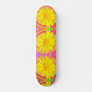 Gelbe Sonnenblume auf einem psychedelischen Wirbel Skateboard