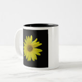 Gelbe Sonnenblume auf schwarzem Hintergrund Zweifarbige Tasse (Vorderseite Links)