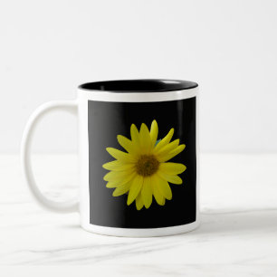 Gelbe Sonnenblume auf schwarzem Hintergrund Zweifarbige Tasse