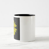 Gelbe Sonnenblume auf schwarzem Hintergrund Zweifarbige Tasse (Mittel)