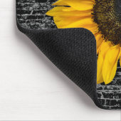 Gelbe Sonnenblume aus Ziegelstein Mousepad (Ecke)