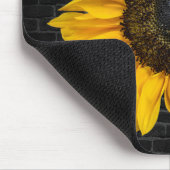 Gelbe Sonnenblume aus Ziegelstein Mousepad (Ecke)