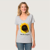 Gelbe Sonnenblume im Sommerstil und Schmetterling T-Shirt (Vorderseite Vollansicht)
