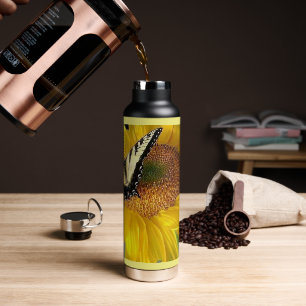 Gelbe Sonnenblume mit Schmetterlingswasser Flasche
