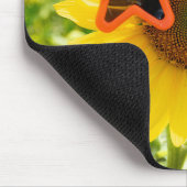 Gelbe Sonnenblume mit Sonnenbrille Mousepad (Ecke)