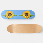 Gelbe Sonnenblumen auf blauem Himmel - Sommer Skateboard (Horizontal)