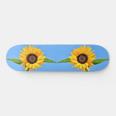 Gelbe Sonnenblumen auf blauem Himmel - Sommer Skateboard (Horizontal)
