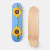 Gelbe Sonnenblumen auf blauem Himmel - Sommer Skateboard (Vorderseite)