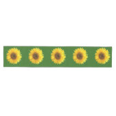 Gelbe Sonnenblumen auf dem Forest Green Medium Tab Mittelgroßer Tischläufer (Horizontal)