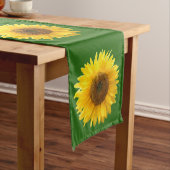Gelbe Sonnenblumen auf dem Forest Green Medium Tab Mittelgroßer Tischläufer (Beispiel)
