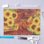 Gelbe Sonnenblumen auf der Dekoration aus rotem Ma Seidenpapier (Handwerk)