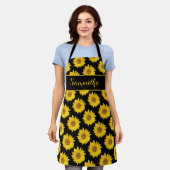 Gelbe Sonnenblumen auf Personalisierter schwarzer Schürze (Getragen)