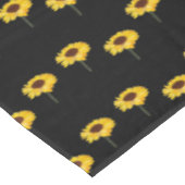 Gelbe Sonnenblumen auf schwarz Tischdecke (Schrägansicht)