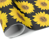 Gelbe Sonnenblumen auf Schwarzer Monogramm Geschenkpapier (Rolleneckpunkt)