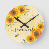 Gelbe Sonnenblumen Bienen rustikales Monogramm-Skr Runde Wanduhr (Vorderseite)