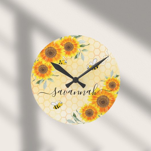Gelbe Sonnenblumen Bienen rustikales Monogramm-Skr Runde Wanduhr