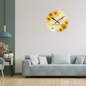 Gelbe Sonnenblumen Bienen rustikales Monogramm-Skr Runde Wanduhr