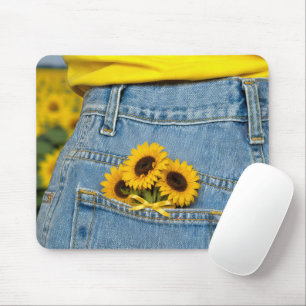 Gelbe Sonnenblumen in einer blauen Jeans Tasche Mousepad