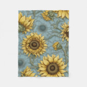 Gelbe Sonnenblumen mit blassblauem Hintergrund Fleecedecke (Vorderseite)
