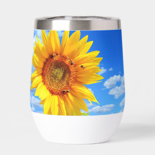 Gelbe Sonnenblumen und Bienen auf blauem Himmel