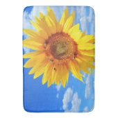 Gelbe Sonnenblumen und Bienen auf blauem Himmel -  Badematte (Vorderseite Vertikal)