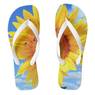 Gelbe Sonnenblumen und Bienen auf blauem Himmel -  Badesandalen