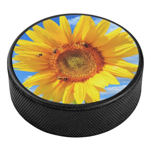 Gelbe Sonnenblumen und Bienen auf blauem Himmel - Eishockey Puck (3/4)