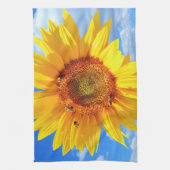 Gelbe Sonnenblumen und Bienen auf blauem Himmel -  Geschirrtuch (Vertikal)