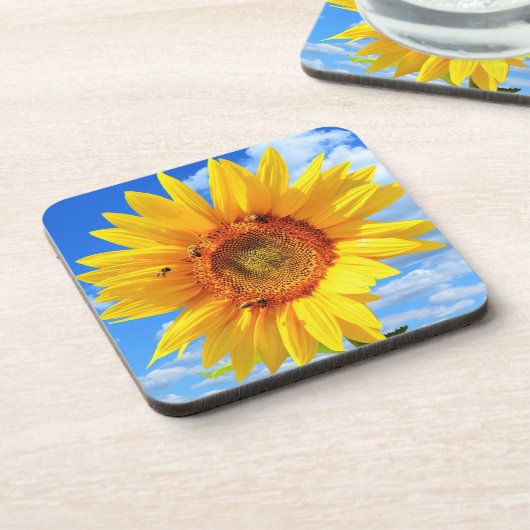 Gelbe Sonnenblumen und Bienen auf blauem Himmel -  Getränkeuntersetzer (Linke Seite)