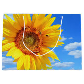 Gelbe Sonnenblumen und Bienen auf blauem Himmel -  Große Geschenktüte (Vorderseite)