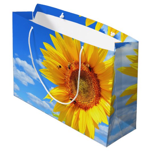 Gelbe Sonnenblumen und Bienen auf blauem Himmel - Große Geschenktüte (Rückseite Schrägansicht)