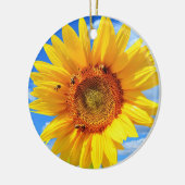 Gelbe Sonnenblumen und Bienen auf blauem Himmel - Keramik Ornament (Links)