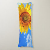 Gelbe Sonnenblumen und Bienen auf Blauem Himmel Ki Seitenschläferkissen (Vorderseite Vertikal)