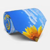 Gelbe Sonnenblumen und Bienen auf blauem Himmel -  Krawatte (Gerollt)