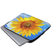 Gelbe Sonnenblumen und Bienen auf blauem Himmel - Laptopschutzhülle (Vorne Knopf)