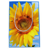 Gelbe Sonnenblumen und Bienen auf blauem Himmel - Mittlere Geschenktüte (Vorderseite)