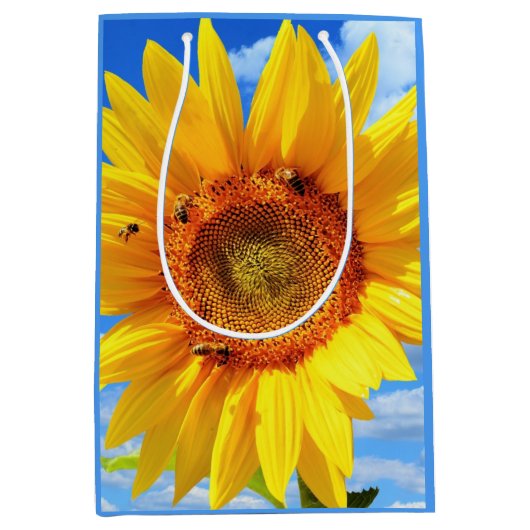 Gelbe Sonnenblumen und Bienen auf blauem Himmel - Mittlere Geschenktüte (Vorderseite)