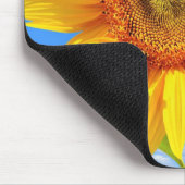Gelbe Sonnenblumen und Bienen auf blauem Himmel -  Mousepad (Ecke)