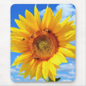 Gelbe Sonnenblumen und Bienen auf blauem Himmel -  Mousepad (Vorne)