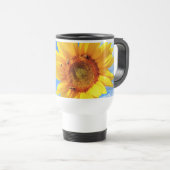 Gelbe Sonnenblumen und Bienen auf blauem Himmel - Reisebecher (VorderseiteRechts)